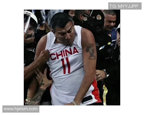 球迷连夜排队抢购球衣,场面堪比演唱会 球迷连夜排队抢购球衣,场面堪比演唱会